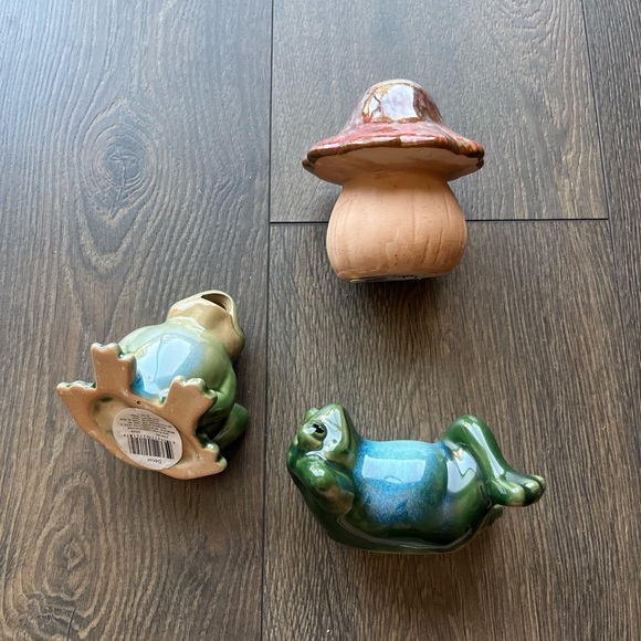 Ceramic frogs and mushroom - Picture 3 of 9